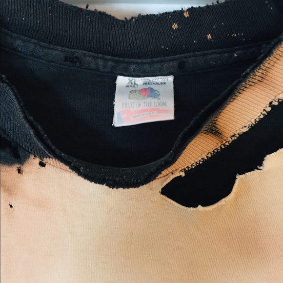 ▪️VNTG▪️ROCK DISTRESSED TSHIRT - Picture 3 of 3